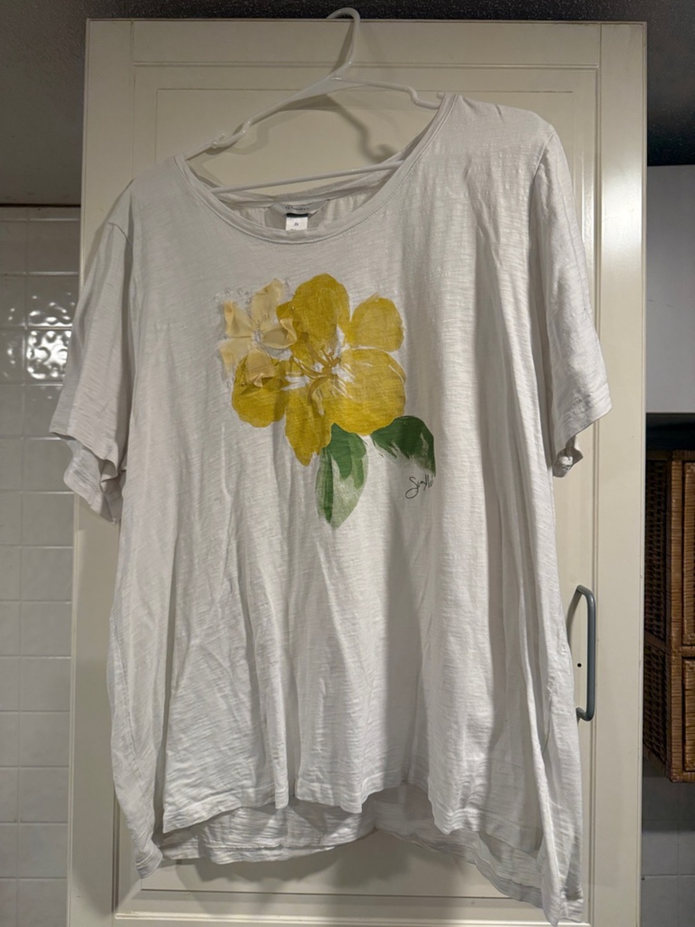 CJ banks White Tee with Yellow Floral Print size 2X 4:3